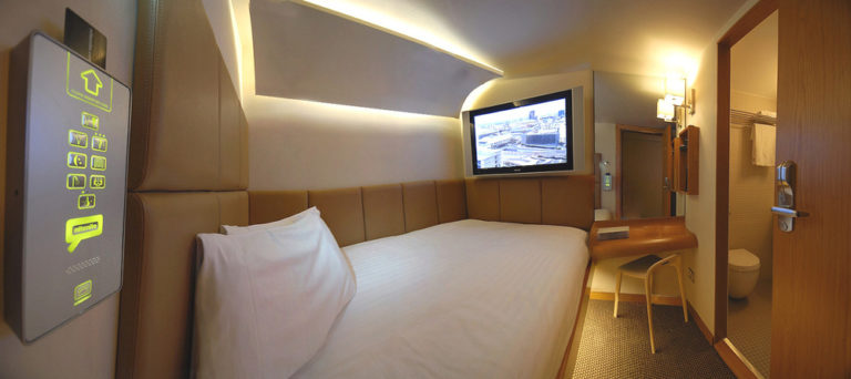 6,8 m2-es hotelszoba 107 cm-es plazma TV-vel