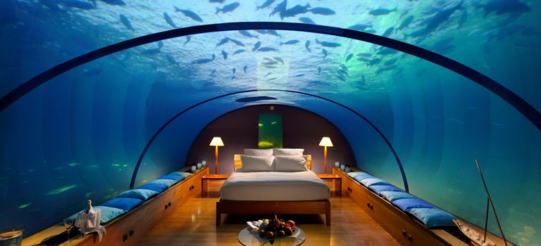 Vízalatti lakosztály Maldívon – halraj a plafonon