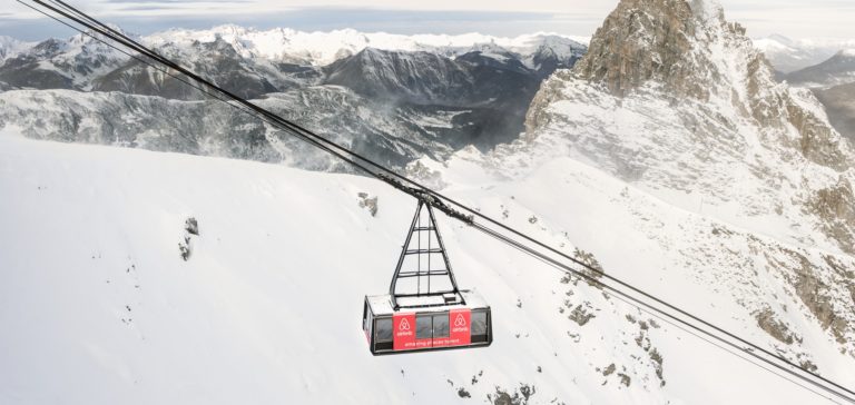 Extrém pályaszállás: 2700 méteren lebegő felvonóban kialakított hotelszoba