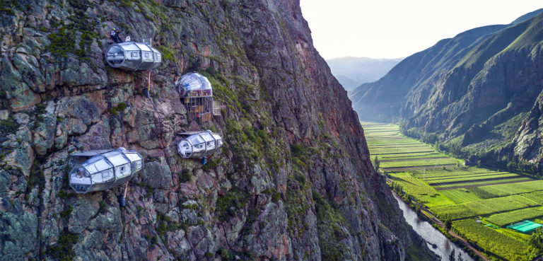 Átlátszó kapszulahotel Peru 400 méteres sziklafalán