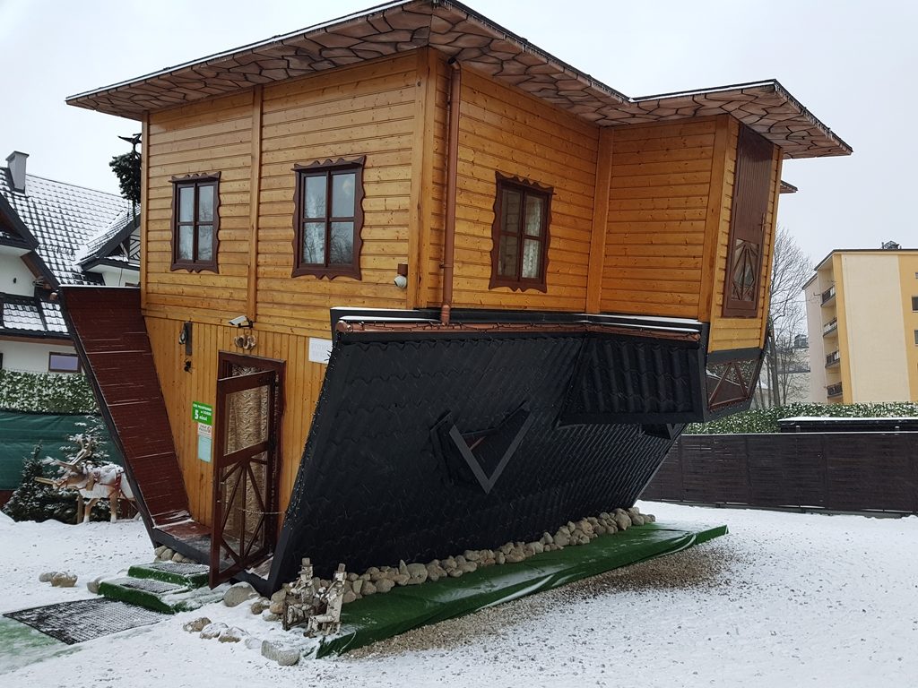 fejjel lefelé fordított ház