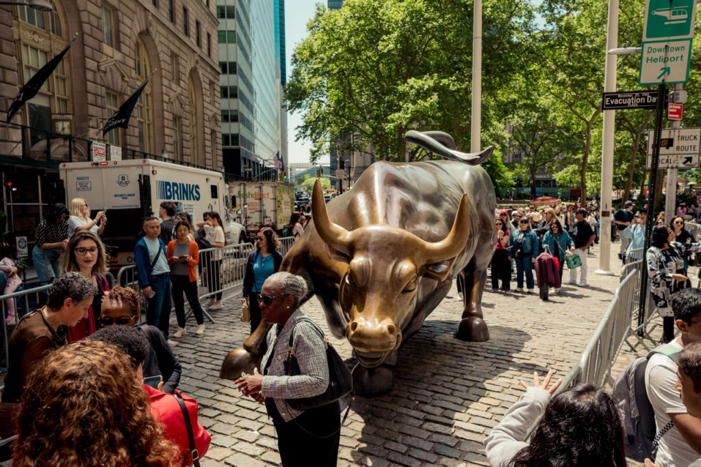 Charging bull szobor
