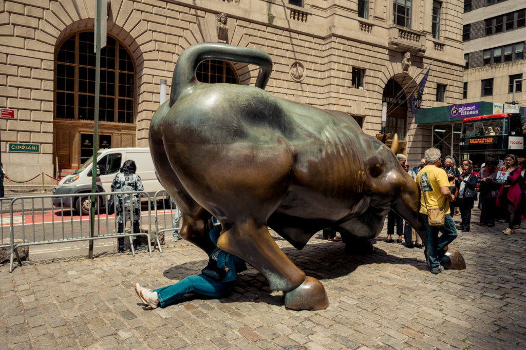 Charging bull szobor